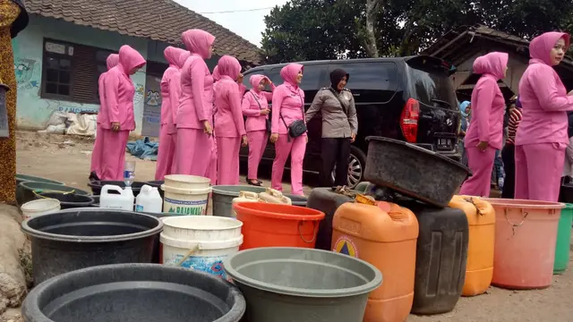 Anggota istri polres Garut membagikan air bersih