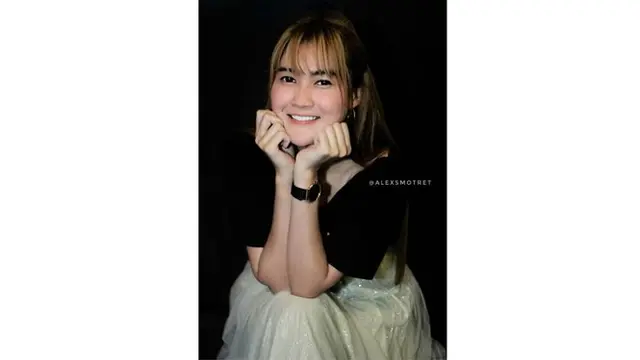 Nella Kharisma juga terlihat imut saat melakukan pemotretan, senyumannya berhasil membuat netizen terpanah.
