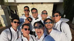 Dalam momen resepsi nikah di Bali, ada penampilan spesial yang ditunjukkan Ibrahim Risyad bersama para groomsmen. Mereka menunjukkan kebolehannya menari dengan iringan lagu 'Uptown Funk' dari Bruno Mars. Gerakan energik yang mereka tampilkan membuat suasana semakin meriah. (Liputan6.com/IG/@caesarmario)