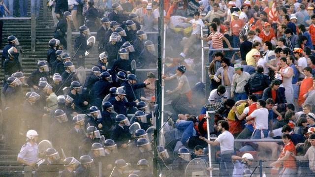 Tragedi kerusuhan sampai dengan kecelakaan pesawat pernah dialami dunia sepak bola. Berikut 5 video tragedi mengerikan yang terjadi dalam sejarah sepak bola. 