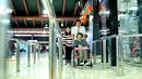 Senin, 30 Januari 2017, Yana Zein yang ditemui di Bandara Soekarno Hatta akan segera terbang ke Cina guna menjalani pengobatan selama tiga bulan. Duduk di kursi roda, tak henti Yana melambaikan tangan ke sekitar. (Adrian Putra/Bintang.com)