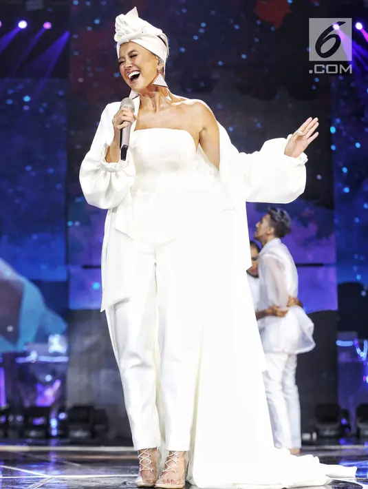 Aksi Agnez Mo saat tampil dalam malam puncak HUT ke-28 SCTV di ICE BSD, Tangerang, Banten, Jumat (24/8). Agnez Mo tampil cantik menggenakan gaun putih saat membawakan lagu berjudul "Sebuah Rasa". (Liputan6.com/Faizal Fanani)