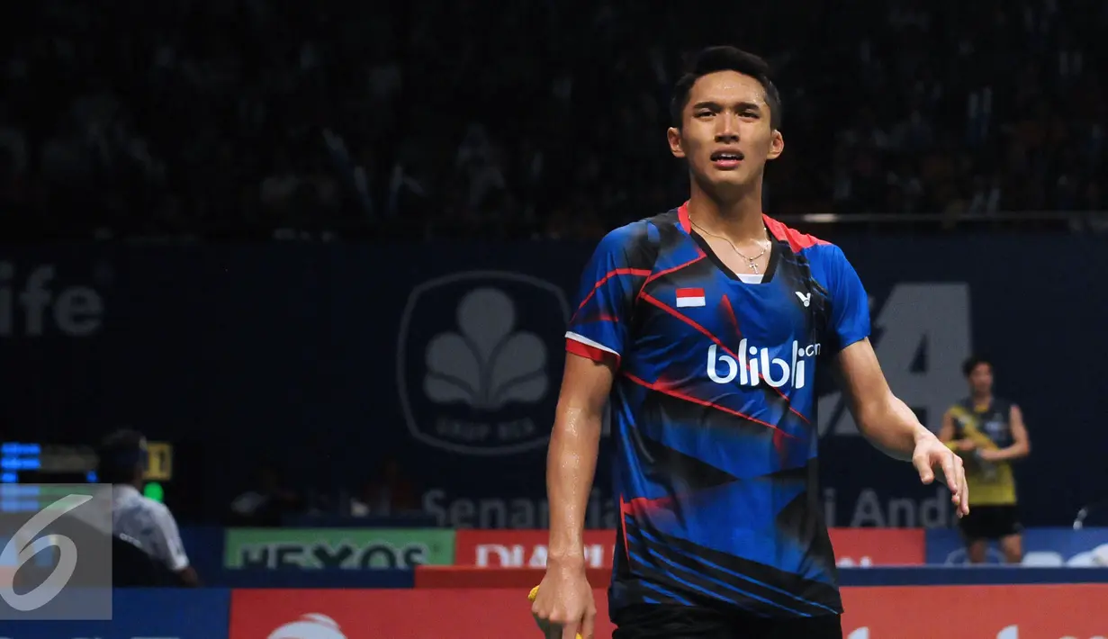 Tunggal putra Indonesia, Jonatan Christie meluapkan kekecewaan usai gagal meraih poin saat melawan pebulutangkis Denmark, Jan O Jorgensen di perempat final BCA Indonesia Open 2016, Jakarta, Jumat (3/6/2016). (Liputan6.com/Helmi Fithriansyah)