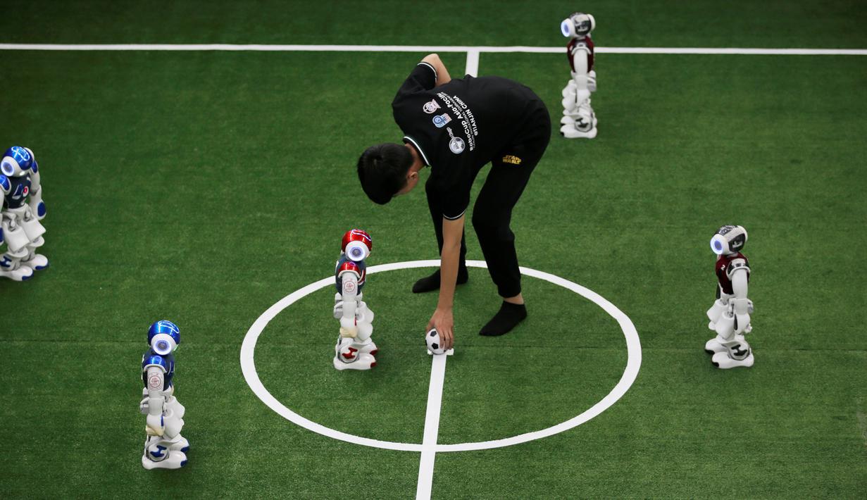 Wasit menaruh bola saat akan memulai pertandingan sepak bola robot RoboCup Asia-Pacific Tianjin Invitational Tournament 2019 di Tianjin, China, Jumat (17/5/2019). (REUTERS/Jason Lee)