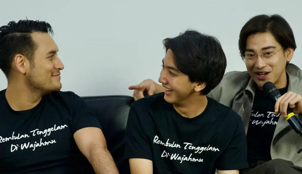 Dalam agenda visit media sebelum filmnya tayang kala itu, Bio One hadir bersama Ari Irham, Teuku Rizky dan Arifin Putra. Tampil pakai kacamata, adik Nona Berlian ‘Ronaldowati’ ini bikin terpesona. Dibintangi oleh artis ternama dan diadapatasi dari novel laris karya Tere Liye, film Rembulan Tenggelam di Wajahmu ini merupakan film ke-10 Bio One dan film ketiga bagi Anya Geraldine. (Liputan6.com/IG/@kapanlagicom)