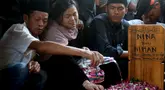 Kerabat menabur bunga di makam presenter sekaligus komedian Nina Carolina atau yang akrab dipanggil Mpok Alpa di Tempat Pemakaman Umum (TPU) Kujaran, Ciganjur, Jakarta Selatan pada Jumat (15/8/2025). (KapanLagi.com/Budy Santoso)