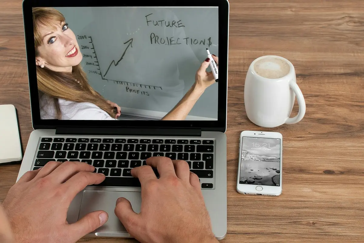 Ilustrasi e-Learning, online course, kelas belajar online