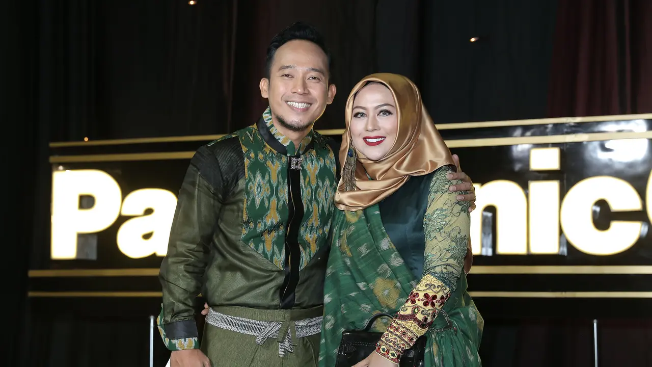 [Bintang] Denny Cagur dan Santi Widhiastuti