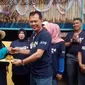 Dimpimpin GM Area Karaha yang baru Roy, nampak salah satu warga binaan PGE area Karaha, tengah menerima bingkisan buku bacaan untuk masyarakat (Liputan6.com/Jayadi Supriadin)