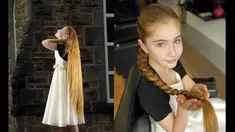 Remaja asal Inggris, Katy White,  memiliki rambut panjang yang sudah melebihi bokongnya, (26/10/14). (Dailymail)