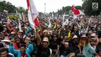 Ribuan nelayan tradisional dari berbagai daerah menggelar unjuk rasa di depan Istana Negara, Jakarta Pusat, Rabu (17/1). Mereka mendesak pemerintah mencabut Peraturan Menteri Nomor 2/2015 tentang penggunaan cantrang. (Liputan6.com/Faizal Fanani)