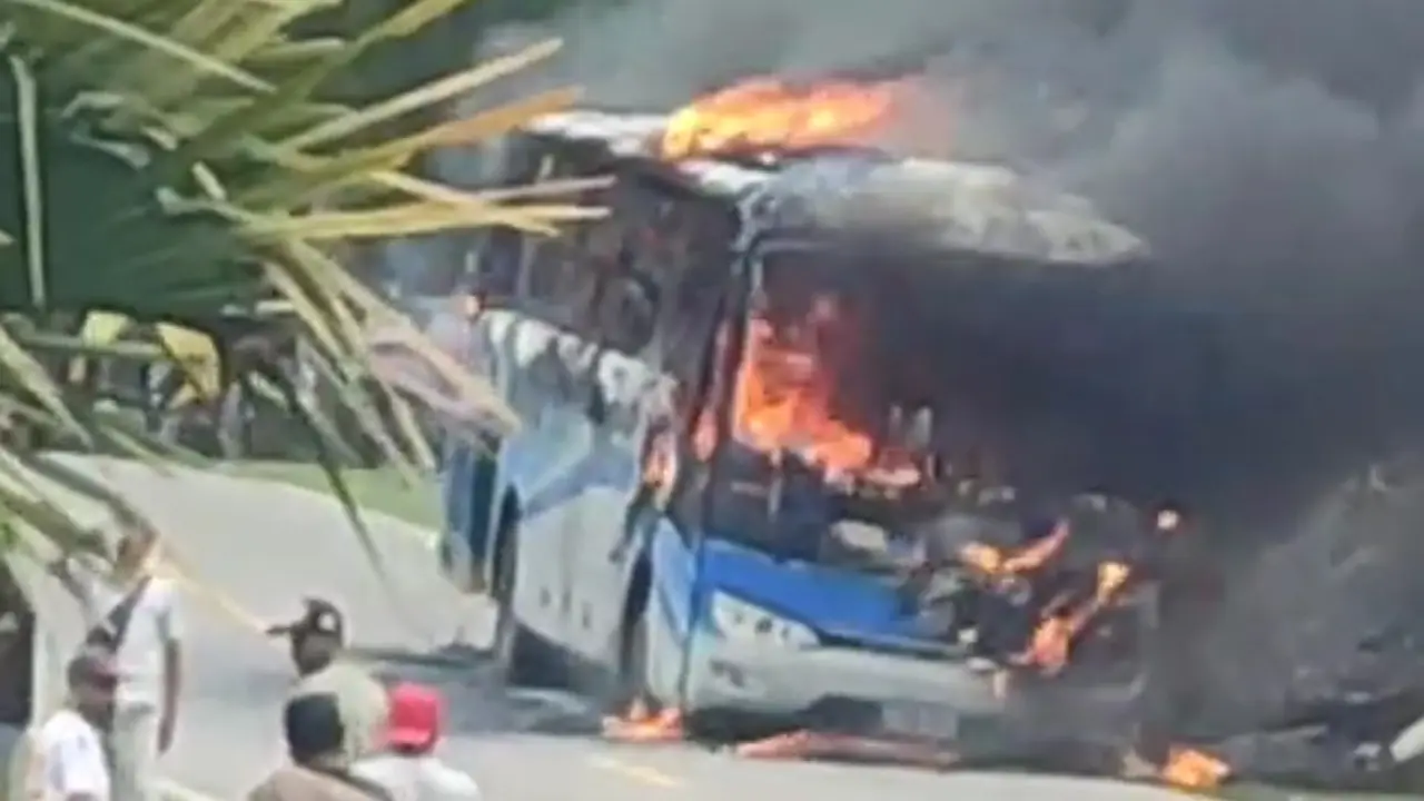 Bus jurusan NTT-Timor Leste terbakar. (Foto: Liputan6.com/Ola Keda)
