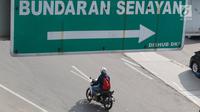 Pengandara sepeda motor melintasi Jalan Sudirman di kawasan Senayan, Jakarta. Senin (7/8). Kepala Dishub DKI Jakarta Andri Yansyah, mengatakan rencana perluasan rute larangan sepeda motor akan diterapkan pada 2017. (Liputan6.com/Immanuel Antonius)