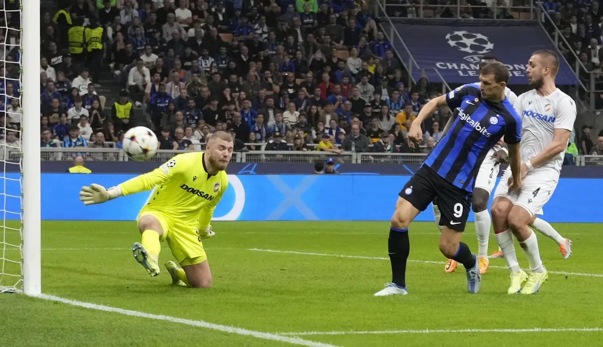 Penyerang Inter Milan Edin Dzeko berusaha mencetak gol  ke gawang Viktoria Plzen pada laga matchday 5 Grup C Liga Champions 2022/2023 di Giuseppe Meazza, Kamis (27/10/2022) dini hari WIB. Edin Dzeko menjadi bintang kemenangan Inter dengan memborong dua gol. (AP Photo/Luca Bruno)