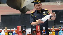 Petugas Kanwil Dirjen Bea dan Cukai Banten menunjukkan rokok dan minuman beralkohol ilegal di Banten (6/3). Potensi kerugian negara yang berhasil diselamatkan atas penangkapan ini lebih dari Rp 17 miliar. (Merdeka.com/Arie Basuki)