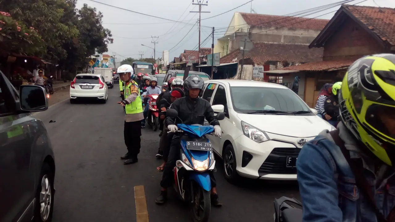 Kapolres Garut AKBP Budi Satria Wiguna, langsung turun ke lapangan mengamankan jalur lalu lintas arus balik yang terus meningkat di depan pos terpadu Limbangan, Garut
