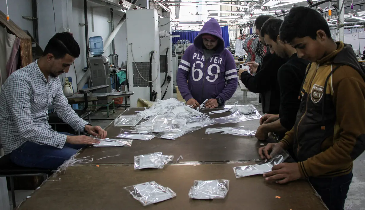 Pekerja Palestina bekerja di Pabrik Unipal 2000 di sebelah timur Gaza City pada 29 Maret 2020. Sebuah pabrik pakaian di Jalur Gaza mengalihkan lini produksinya untuk membuat masker medis dan pakaian pelindung, bagi sejumlah pasar Israel di tengah pandemi COVID-19. (Xinhua/Rizek Abdeljawad)