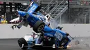 Mobil Scott Dixon berada diatas mobil Jay Howard saat tabrakan yang terjadi dalam balapan Indianapolis 500 di Indianapolis Motor Speedway (28/5). (AP Photo / Marty Seppala)