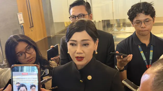 Ketua Dewan Komisioner OJK, Friderica Widyasari Dewi di Gedung BEI, Jakarta, Senin (11/5/2026). (Liputan6.com/Tira)