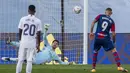 Kiper Real Madrid Thibaut Courtois (belakang) menghentikan tendangan penalti dari pemain Levante Roger Marti pada pertandingan Liga Spanyol di Stadion Alfredo Di Stefano, Madrid, Spanyol, Sabtu (30/1/2021). Real Madrid kalah 1-2. (AP Photo/Manu Fernandez)