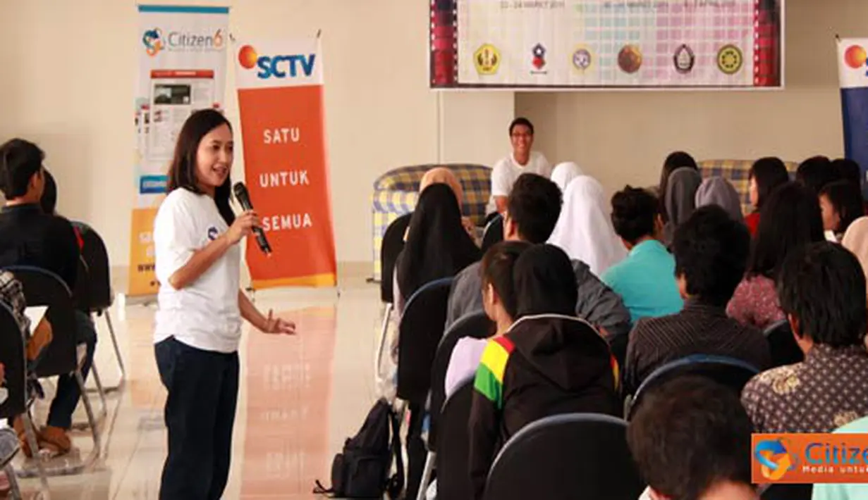 Citizen6, Semarang: Kepala Sekertaris Redaksi Liputan 6, Nunung Setiyani, menjelaskan materi video citizen journalism kepada mahasiswa Undip Semarang.(Pengirim: Ady Permadi)