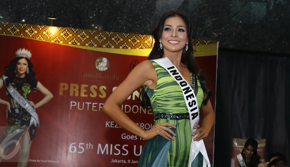 Puteri Indonesia 2016, Kezia Warouw memperkenalkan kostum untuk berlaga di Miss Universe 2016 pada saat jumpa pers jelang keberangkatan Puteri Indonesia ke ajang Miss Universe 2016 di kawasan Pancoran, Jakarta, Senin (9/1). (Liputan6.com/Herman Zakharia)