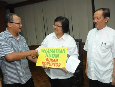 Indonesia Corruption Watch (ICW) menemui Menteri Lingkungan Hidup dan Kehutanan Siti Nurbaya, Jakarta, Jumat (5/12/2014). (Liputan6.com/Herman Zakharia)