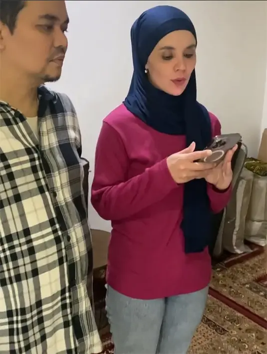 "Bukan dihujani dgn hujatan , umpatan,maupun prasangka yg kita tdk tau kebenarannya.
Mereka masing masing berhak untuk bahagia," tutup presenter Indy Barends. [Instagram/indybarends]