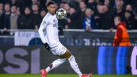Pemain depan Aston Villa asal Inggris #09, Marcus Rashford, mengamati bola selama pertandingan leg pertama babak 16 besar Liga Champions UEFA antara Club Brugge KV dan Aston Villa FC di Stadion Jan Breydel di Bruges, Rabu dini hari WIB (5-3-2025). (NICOLAS TUCAT/AFP)