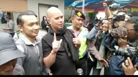 Polda Jatim Serahkan Ahmad Dhani ke Kejaksaan (Liputan6.com/Dian Kurniawan)
