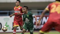 Gelandang Persebaya, Rendy Irwan, mengontrol bola saat melawan Martapura FC pada laga semifinal Liga 2 2017 di Stadion GBLA, Bandung, Sabtu (25/11/2017). Persebaya menang 3-1 atas Martapura FC. (Bola.com/Vitalis Yogi Trisna)