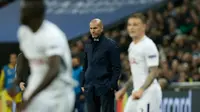 Pelatih Real Madrid, Zinedine Zidane mengamati permainan tim asuhannya melawan Tottenham Hotspur pada matchday keempat Grup H Liga Champions di Stadion Wembley, Rabu (1/11). Madrid menelan kekalahan 1-3 dari Tottenham Hotspur. (AP/Tim Ireland)