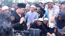 Akhirnya Jupe pun pingsan karena tak kuat menahan duka (Foto: Galih W Satria)