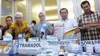 Kepala  BPOM,  Penny Kusumastuti Lukito (tengah) dan Waka Bareskrim Mabes Polri Irjen Pol Antam Novambar (kedua kanan) menunjukan barang bukti obat ilegal saat jumpa pers di Mabes Polri, Jakarta, Selasa,(6/9). (Liputan6.com/Helmi Afandi)