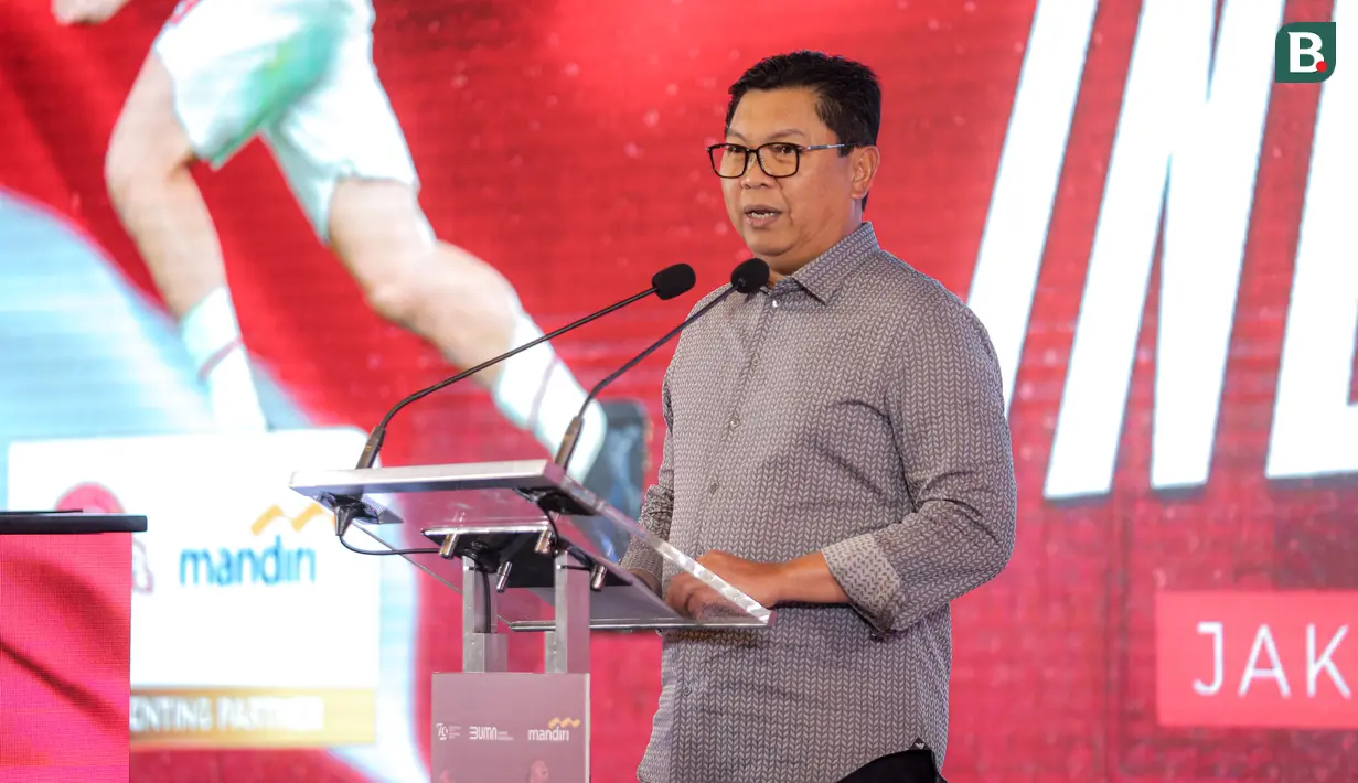 Direktur Utama Bank Mandiri, Darmawan Junaidi memberikan sambutan dalam acara penandatanganan kerjasama antara Bank Mandiri dan PSSI di Plaza Mandiri, Senayan, Jakarta, Jumat (23/08/2024). (Bola.com/Bagaskara Lazuardi)