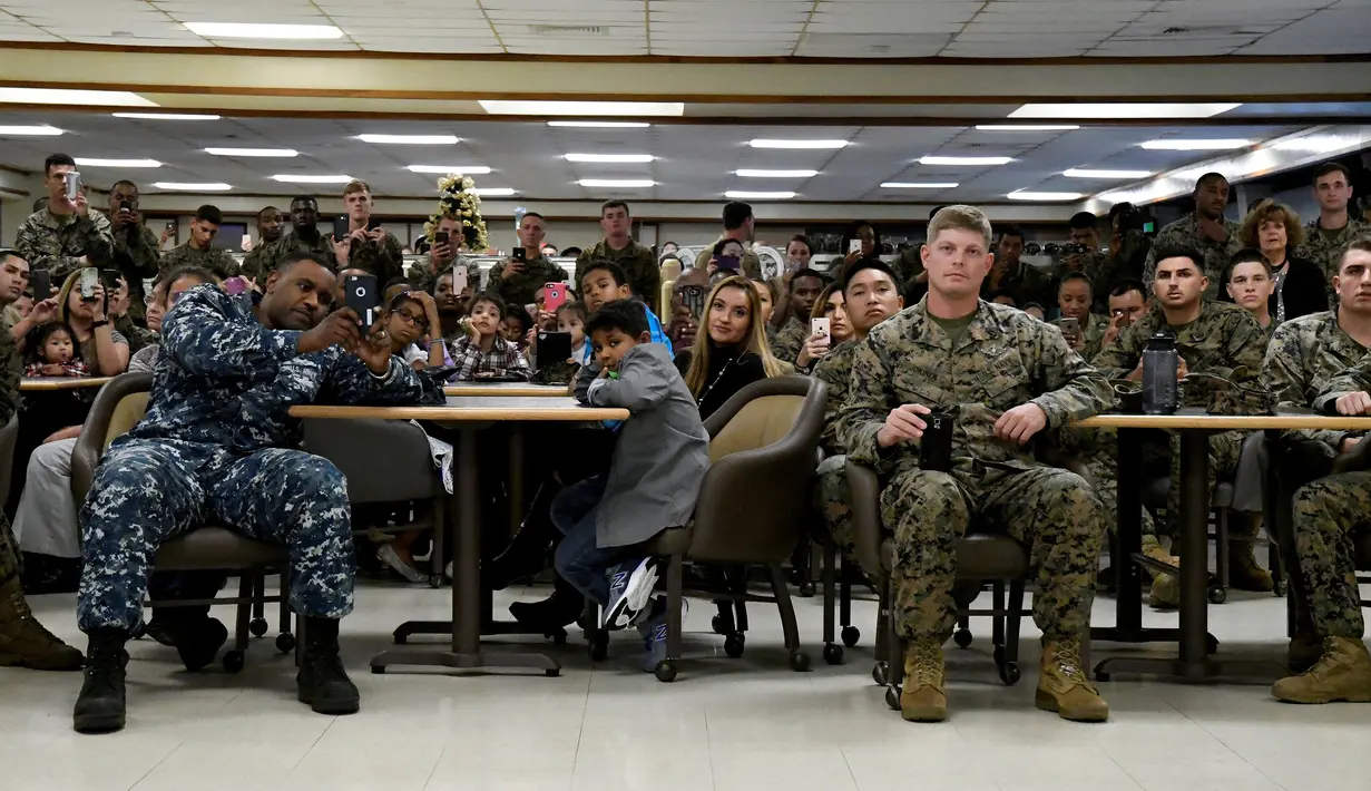 Para anggota Marine Corps Base Hawaii mendengarkan pidato Presiden AS Barack Obama bersama ibu negara Michelle Obama saat perayaan Natal 2016 di Kaneohe Bay, Hawaii (25/12). (REUTERS/Hugh Gentry)