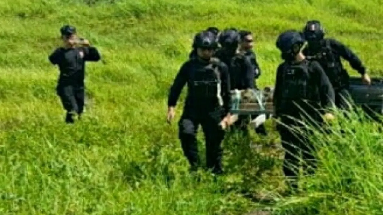 Detasemen Gegana Satuan Brimob Polda Sulut melakukan disposal benda peninggalan zaman perang yang diduga mortir tersebut.