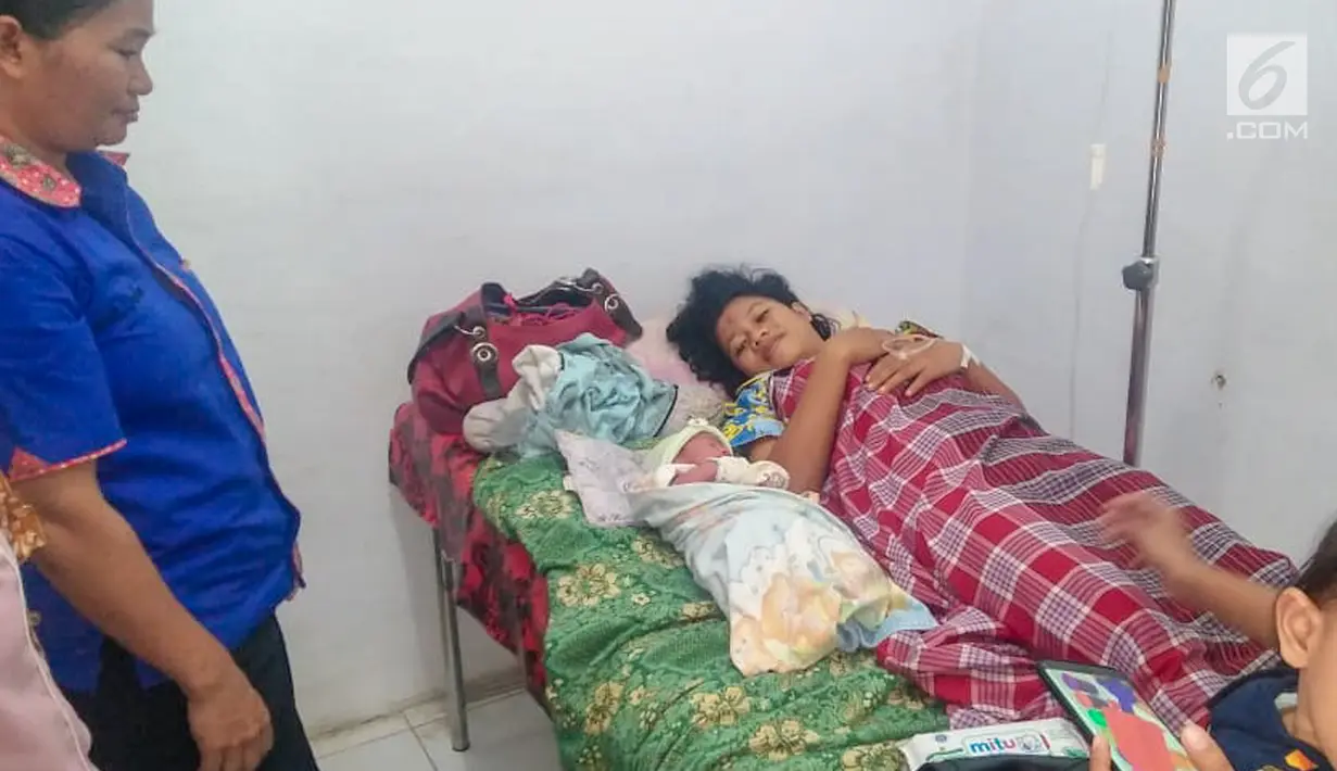 Heriani melahirkan di Puskesmas Sausu setelah di evakuasi menggunakan helikopter oleh Satgas TNI-Tinombala di wilayah Pegunungan Salubanga, Parigi Moutong, Sulteng, Sabtu (27/7/2019). Anak laki-laki tersebut diberi nama Muhammad Helly Perkasa. (Liputan6.com/HO/Satgas TNI-Tinombala)