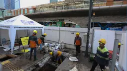 Rekayasa ini terkait revitalisasi Stasiun MRT Bundaran HI Bank Jakarta. Tampak dalam foto, aktivitas pekerja mengerjakan proyek revitalisasi Stasiun Bundaran HI Bank Jakarta di Jalan MH Thamrin, Senin 20 April 2026. (Kapanlagi.com/Budy Santoso)
