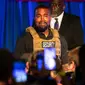 Kanye West membuat penampilan kampanye presiden pertamanya di North Charleston, Amerika Serikat pada 19 Juli 2020. Kanye West menyampaikan monolog panjang dalam kampanye pertamanya setelah mendeklarasikan diri sebagai kandidat presiden AS. (Lauren Petracca Ipetracca/The Post And Courier via AP)