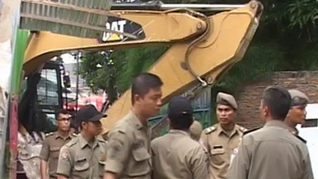 Liputan6 Pagi 08-11-2013 |1| Demo Limbah Pabrik, Polisi Pesta Narkoba, Bongkar Ruko Salah IBM, Eksekusi Rumah Ricuh, Kereta Tabrak Mobil Box, Kebakaran Cafe