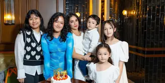 Ussy Sulistiawaty baru saja merayakan ulang tahun putrinya, Syafa Azzahra ke-17. [Instagram @ussypratama]