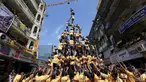 Ribuan umat Hindu membentuk piramida manusia untuk mencapai dan memecahkan dahi-handi (pot yang terbuat dari tanah liat) pada Festival Janmashtami di Mumbai, India, 6 September 2015. Festival ini menandai kelahiran dewa Krishna (REUTERS/Danish Siddiqui)