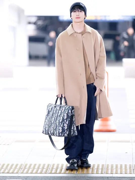 Lalu ada Jung Haein yang tampil super chic dan ganteng. Jung Haein tampil di airport mengenakan Dior Icons Long Sleeved Polo Shirt in Brown Cashmere, ditumpuknya mengenakan Dior Icons Coat in Beige Doule-Sided Cashmere, dan dipadukan memakai Dior Icons Long Regular Jeans. [Foto: Document/Dior]