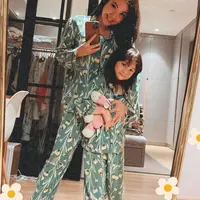 Di sini Gisel dan Gempi kompak mengenakan piyama atau baju tidur kembar. Bernuansa hijau dengan motif bunga tulip berwarna kuning, piyama lengan panjang yang dikenakan keduanya memiliki detail kerah dan kancing. Foto: Instagram.