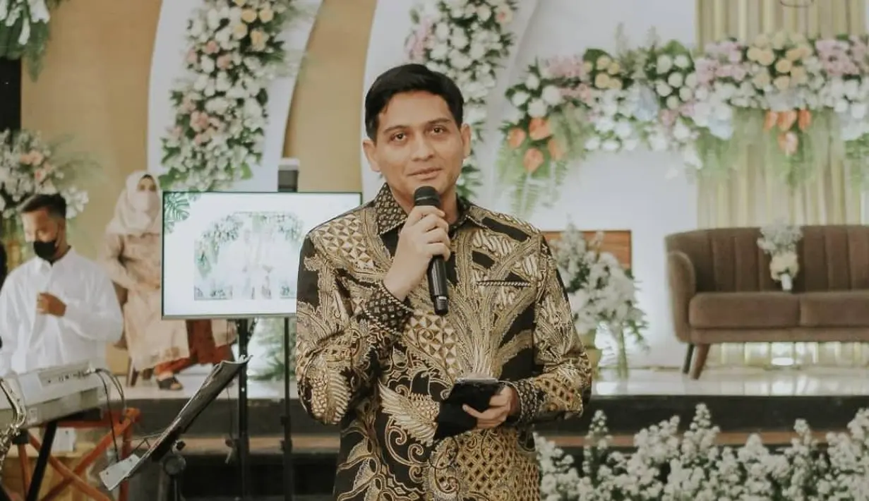 Aktor Lucky Hakim memutuskan mundur dari Wakil Bupati Indramayu. Salah satu alasannya adalah gagal mengemban amanah rakyat. Terlebih, ia  melihat fasilitas yang didapatkan selama menjabat. [Instagram/luckyhakimofficial]