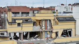 Sebuah rumah susun roboh akibat ledakan di Milan, Italia, Minggu (12/6) waktu setempat. Juru bicara pemadam kebakaran setempat, Luca Cari, menduga penyebab ledakan adalah kebocoran gas. (REUTERS/Flavio Lo Scalzo)