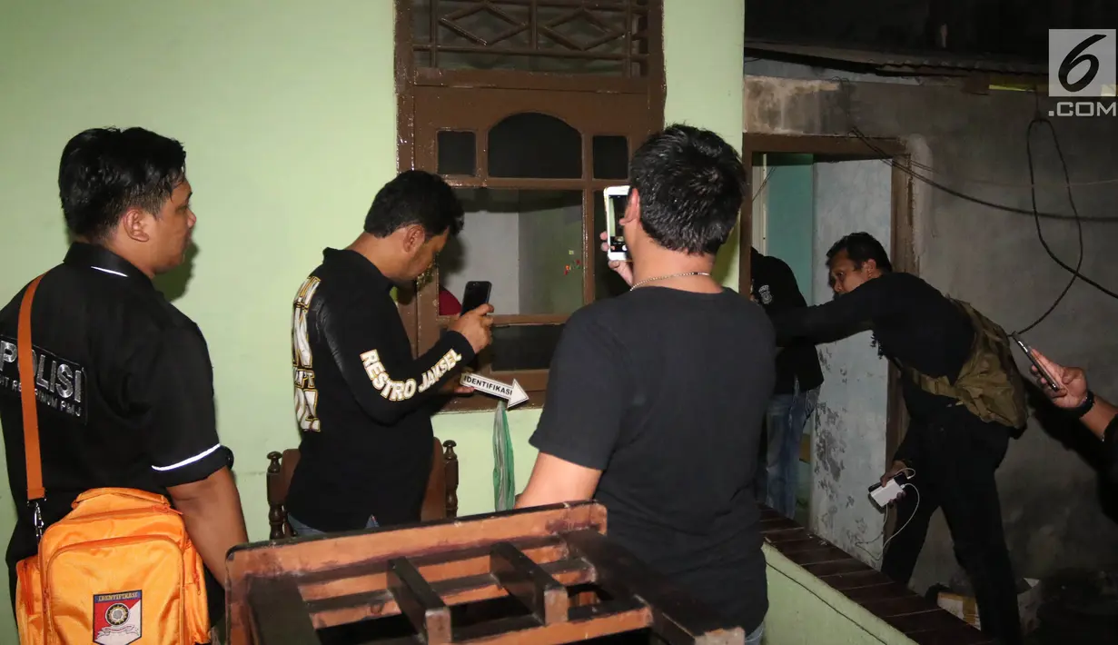 Polisi melakukan olah TKP perampokan disertai pembunuhan di komplek TNI AL Pondok Labu, Jakarta, Kamis (5/4). Peristiwa terjadi saat korban menjalani salat Maghrib di kamar tengah. (Liputan6.com/Arya Manggala)