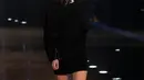 Ekspresi Gigi Hadid saat mengenakan busana brand Versus Versace di atas panggung London Fashion Week di Inggris, (18/2). Gigi Hadid tampil dengan gaya urakan. (Foto oleh Joel Ryan / Invision / AP)