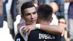 Striker Juventus, Cristiano Ronaldo, melakukan selebrasi bersama Paulo Dybala, usai membobol gawang SPAL pada laga Serie A di Stadion Allianz, Sabtu (28/9). Juventus menang 2-0 atas SPAL. (AP/Alessandro Di Marco)